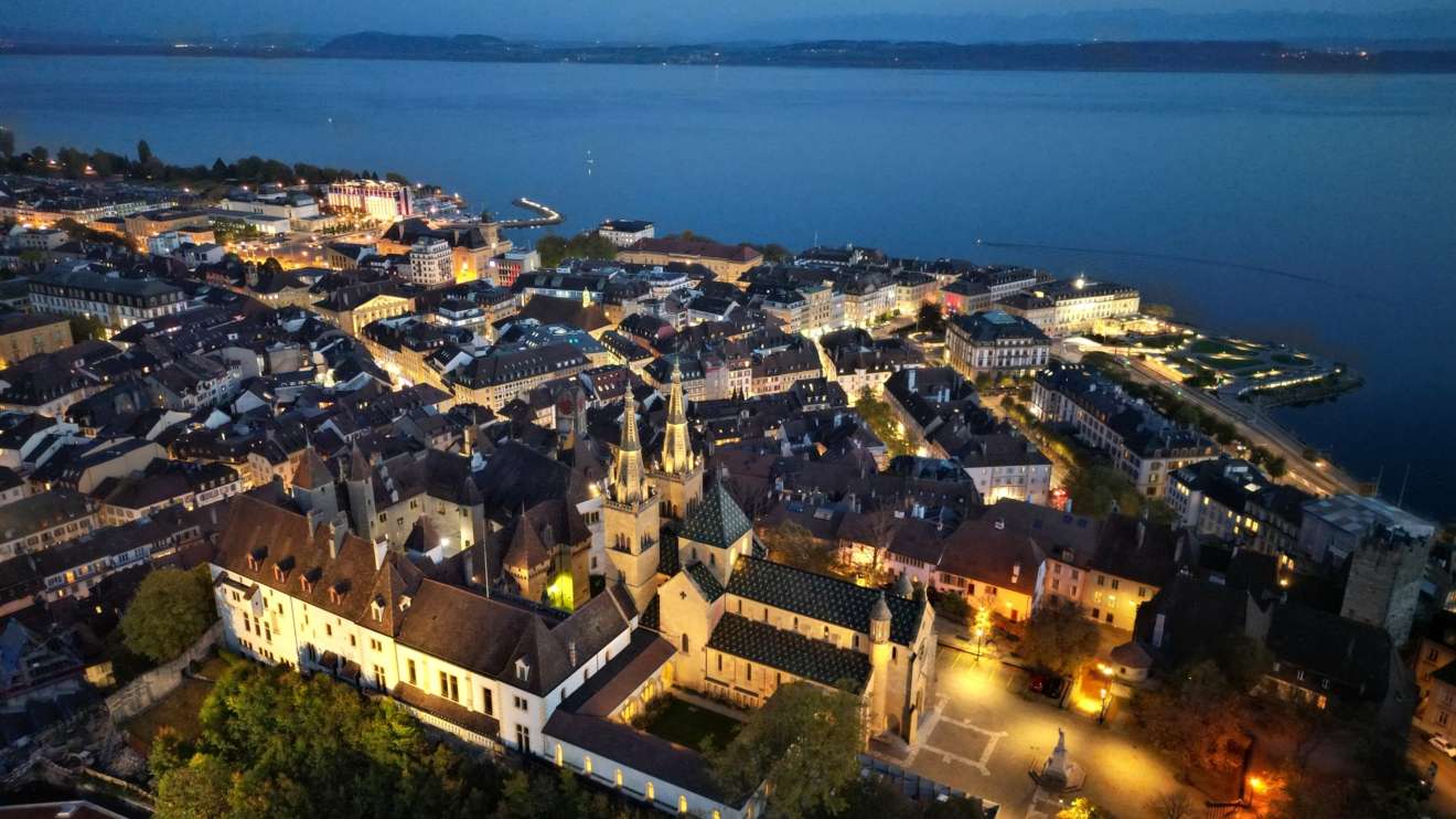 Vue aérienne de nuit de la ville de Neuchâtel